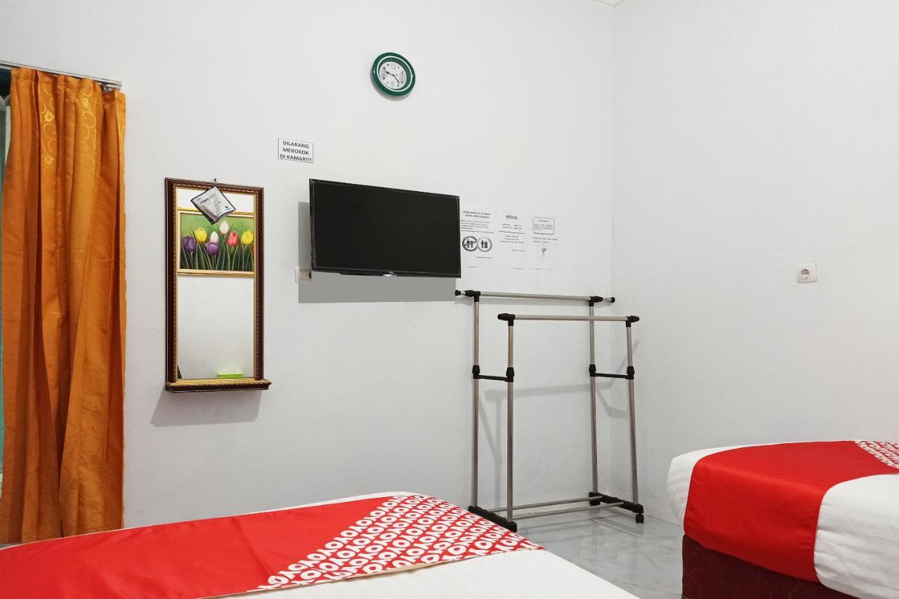 Oyo 2611 Hotel Krui Syariah Dış mekan fotoğraf